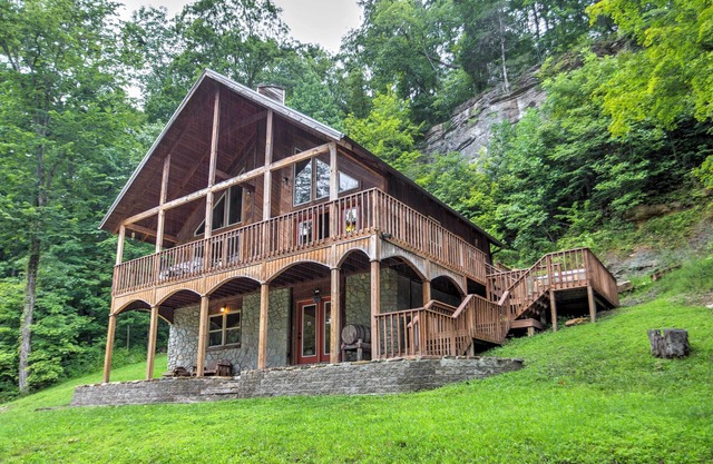 Hot Tub, WiFi - Family Cabin - Wine Cellar - 300 acres in Red River Gorge, Kentucky!