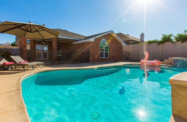 Hot tub with city views n -NO PARTIES ALLOWED-