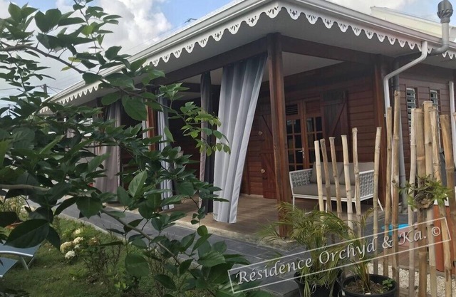 Hot tube 2-Bed Cottage in Sainte-Anne