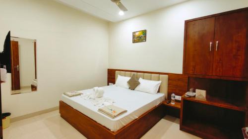 Hotel Babylon Elegance near krishna janam bhoomi