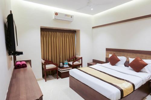 Hotel Laxmibai Palace- Only 300 miter from Sai Baba Temple!