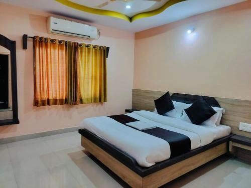 Hotel Sai Laxmi- Walkable Distance from Sai baba Temple
