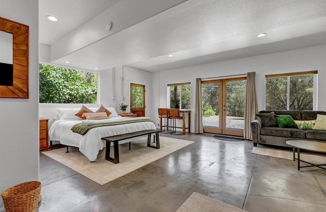 Hotel-Style Retreat on private property - Sleeps 4