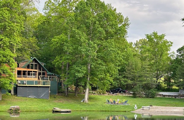 HotTub! FirePit, Private 2.5 acre Pond, 2 Kayaks! GameRoom! Slps12+