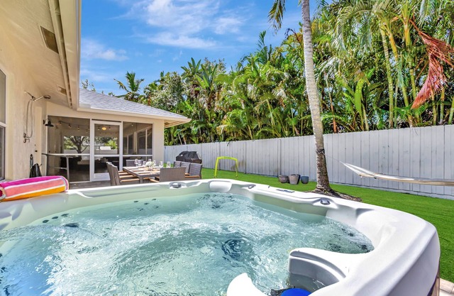Hottub! Mini Golf! Water Access! Pets! 5min beach!