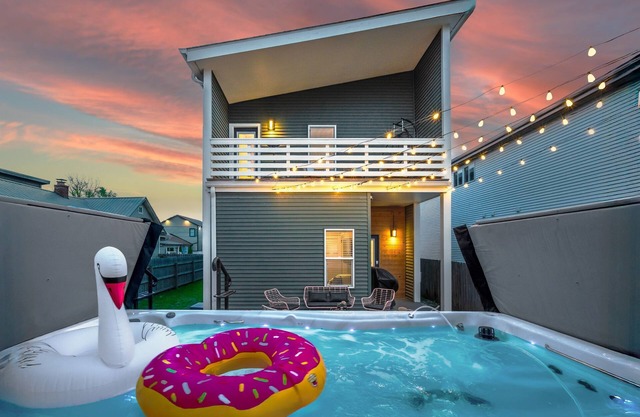 HotTub/Pool~Arcade Games~Fountain Sq~Great for groups~10 Min to Lucas Oil