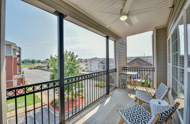 Houndstooth Hideaway-Book for football! Pool & workout facilities
