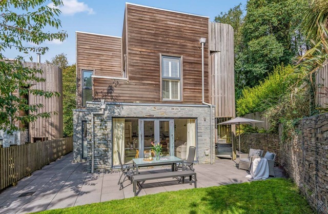 House 1 - sleeps 6 guests in 3 bedrooms