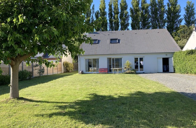 House 10 min walk from the beach, comfortable, bright with south-facing garden