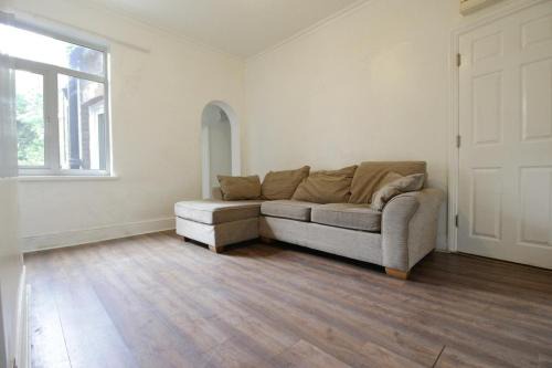 House 10 mins walking distance to Railway station