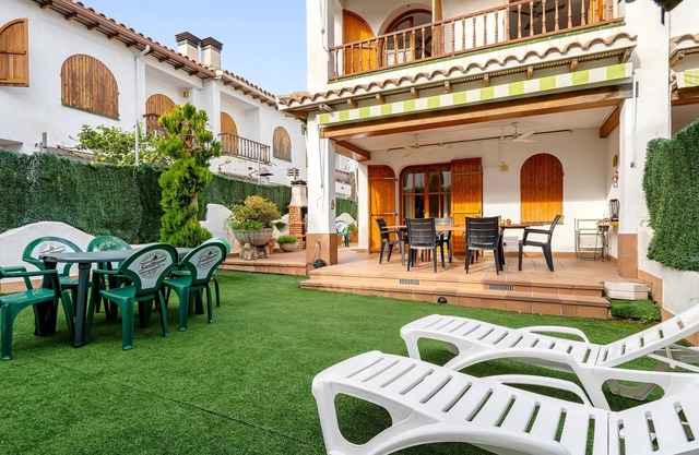 House 100m beach with 2 pools and barbecue