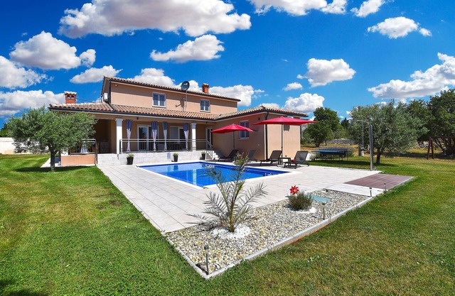 House 2105/39330 (Istria - Divšići), 12000m from the beach