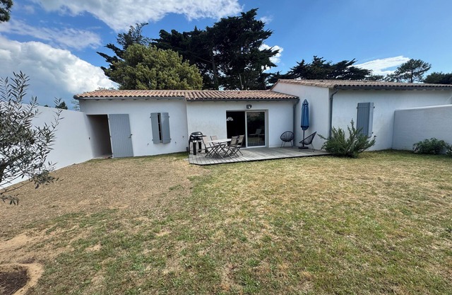 House 300 meters from the beach, enclosed yard for 2 cars, garden and terrace