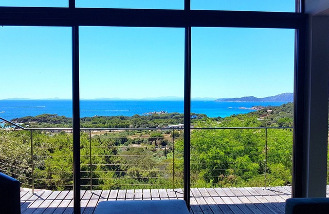 House 4/6 Peop Pool 3 bathrooms. Pedestrian access to the beachs of Palombaggia.
