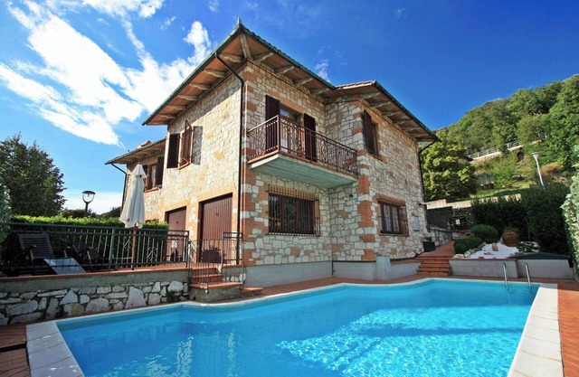 House 7 mins walk to center w/private pool