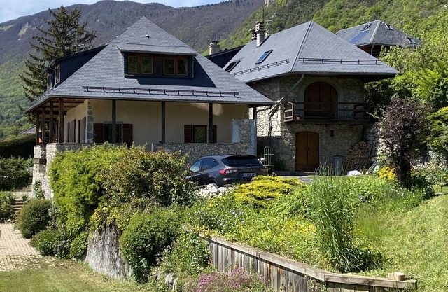 House at the foot of the mountains!