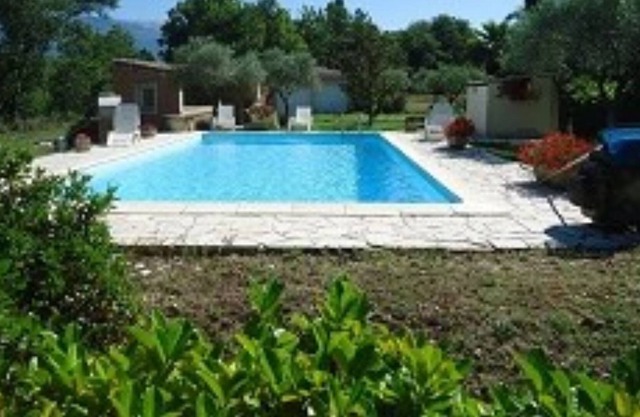 House at the foot of Ventoux 2 km from Bedoin among vineyard and olive trees