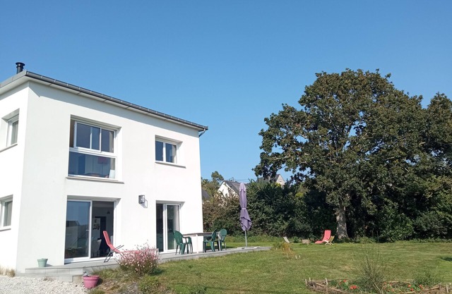 House between Morgat beach (2km) and Crozon town (1km).