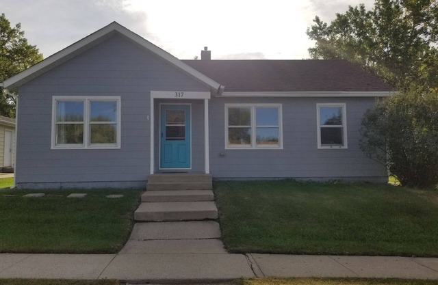 House by Lake Sakakawea with Hot tub!
