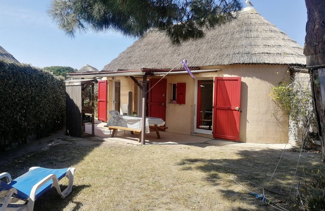 House by the water, large garden WIFI and pool Le Barcarès