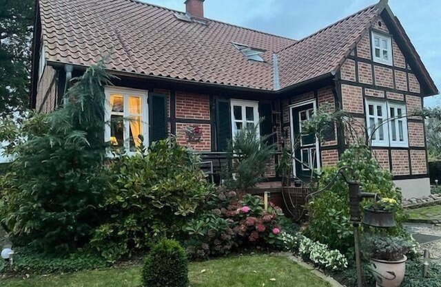House Elbrose surrounded by roses with access to the Elbe dyke