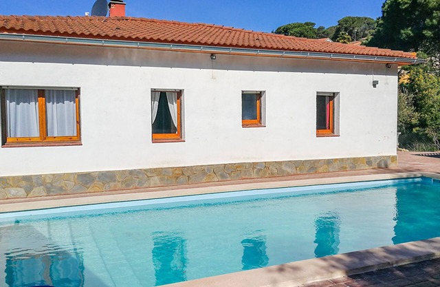 House for 6 persons, large saltwater pool, garden, 6km from Lloret, fenced