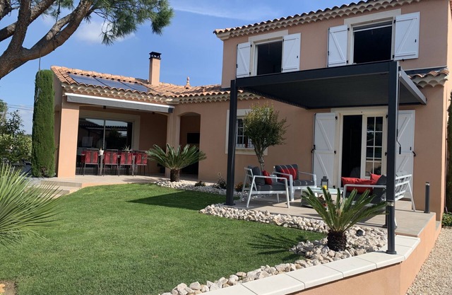 HOUSE WITH GARDEN AND HEATED POOL/SPA. NEAR AVIGNON