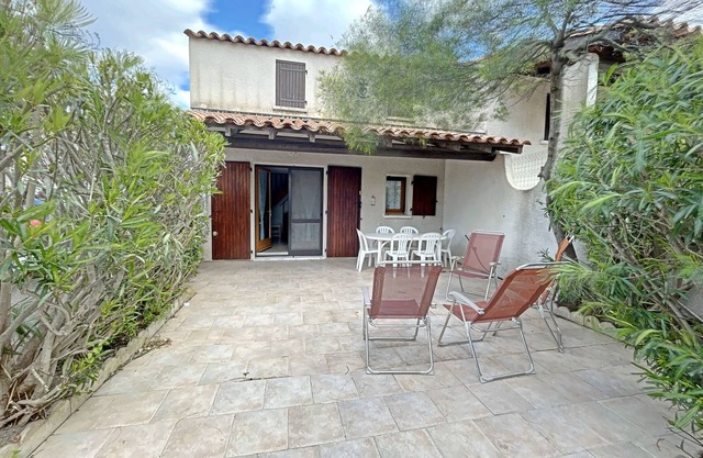 House for 6 with shared pool and air conditioning