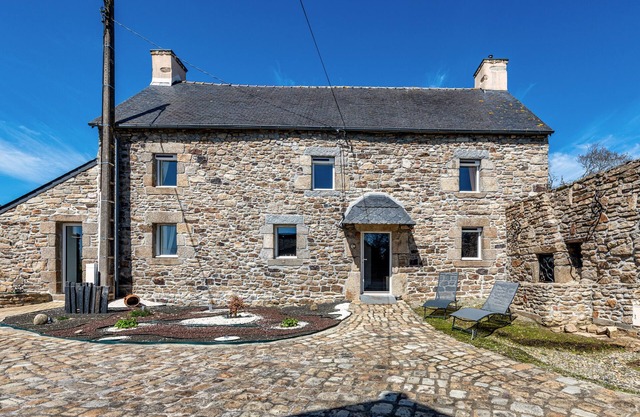House 'Gite 8 Pers Au Calme - 9kms Beaches' with Shared Terrace, Private Garden and Wi-Fi