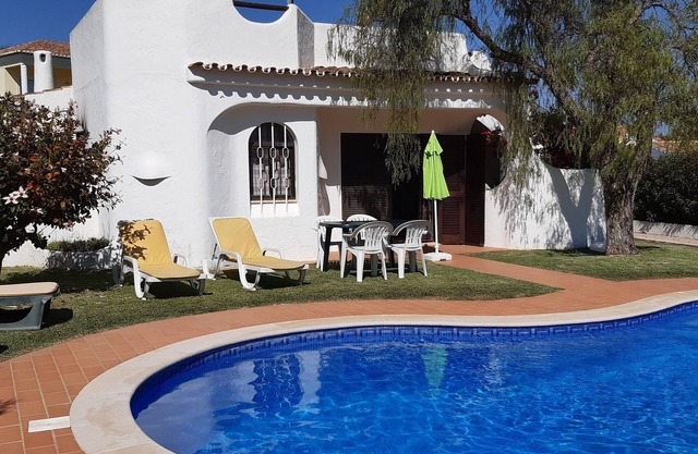 House in a quiet area with private pool and beautiful garden