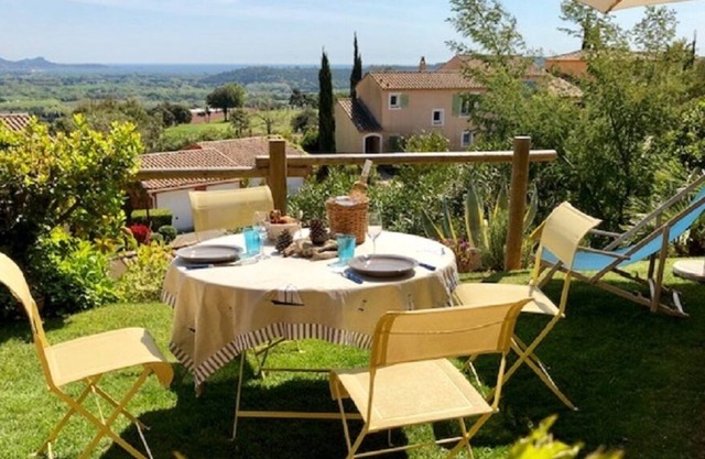 House in estate with swimming pool, tennis, near golf course and 15 min from beaches!