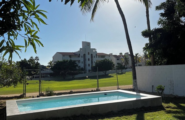 House in golf course with pool. Excellent location very close to downtown