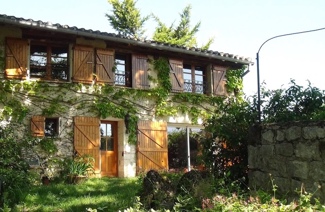 House in Itzac, in the shade of a Tarn heritage oak.
