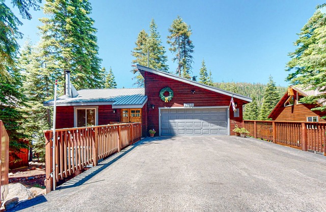 House in Tahoe Vista with wood stove - close to outdoor recreation