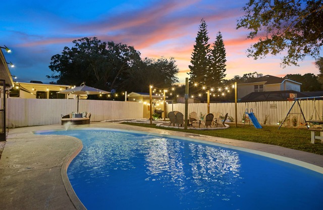 House in Tampa with Pool sleeps 10 Pet Friendly.