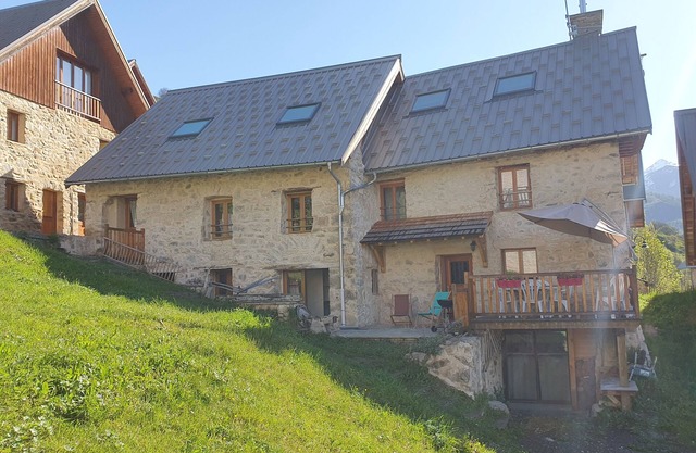 House in the heart of an authentic hamlet for 12 people