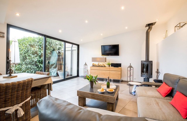 House-loft 200m from downtown with garden and free parking