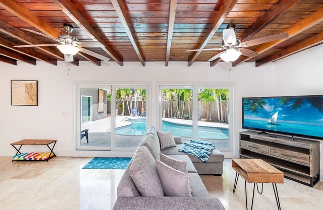 House - Miami pool house, near Miami Int Airport and attractions.