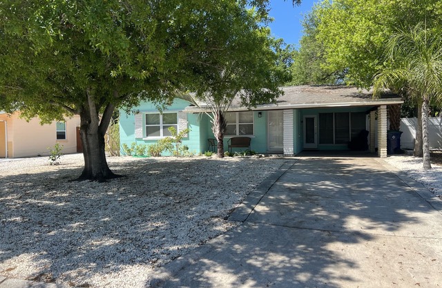 House near BEACH. 5min over in the bridge to beautiful Redington and Madeira Bch