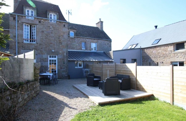 House near the sea with private garden and pets allowed