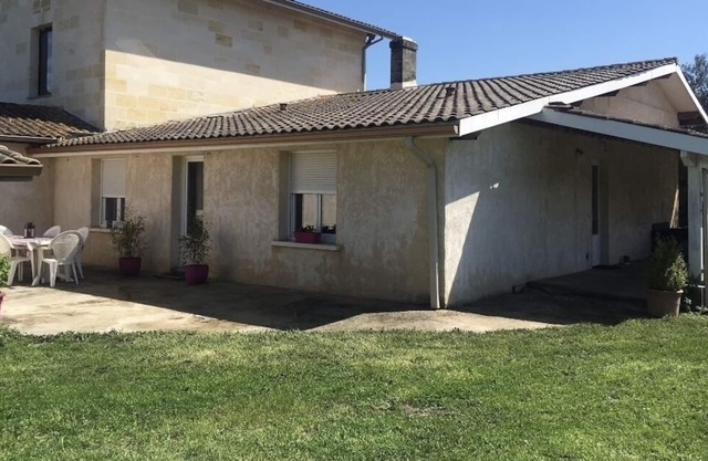 House near vineyards, Bordeaux and Arcachon