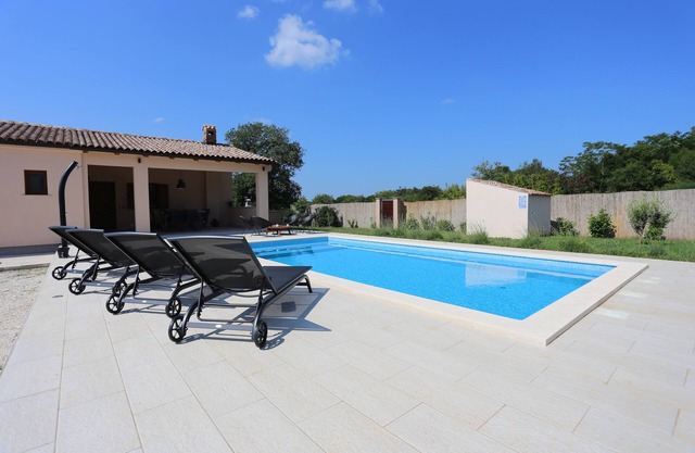 House Nina - House with a heated pool