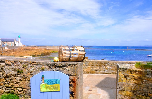House on the island of Breast, feet in the water, can accommodate 12 people