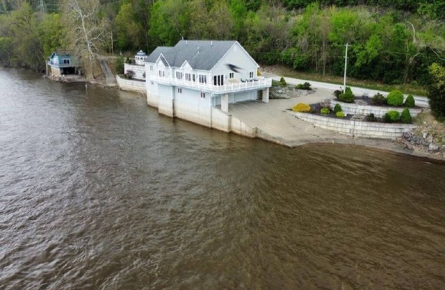 House on the Mississippi River with awesome views