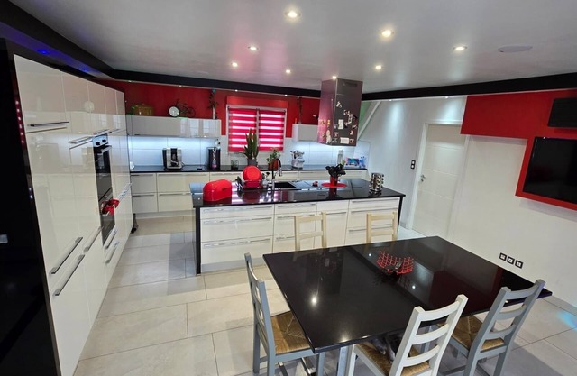 House-Oversized-Ensuite-City view