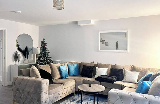 House - Sleeps 12 - Hot tub - Pool table - Parking