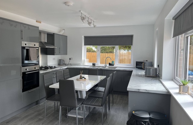 House - Sleeps 14, onsite parking & pets allowed