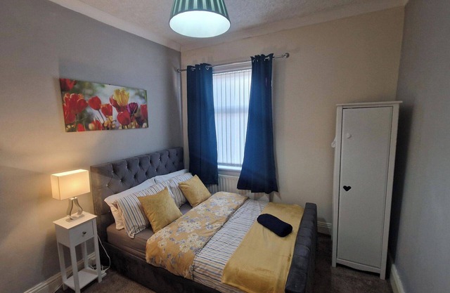 House - Sleeps 4 - Garden - Parking