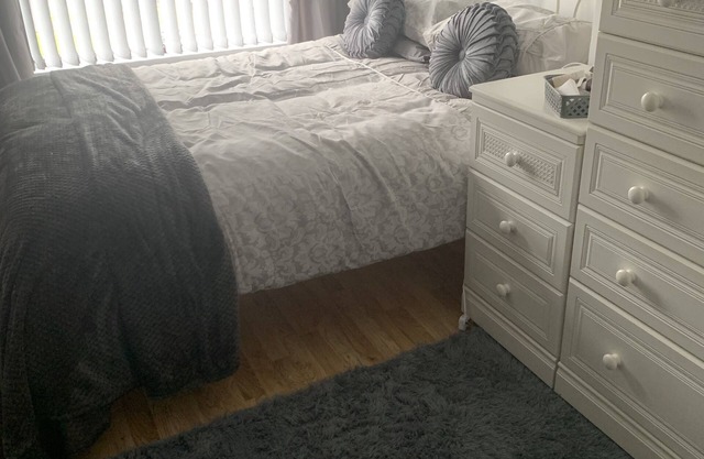 House - Sleeps 4 with Cozy Fireplace