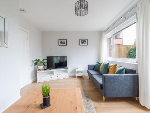 House - Sleeps 5 - Pet friendly - Parking - Garden